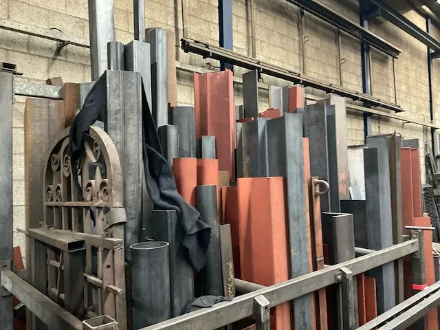 (c) partij staal in verticale stafmateriaal stelling - afbeelding 3 van  7