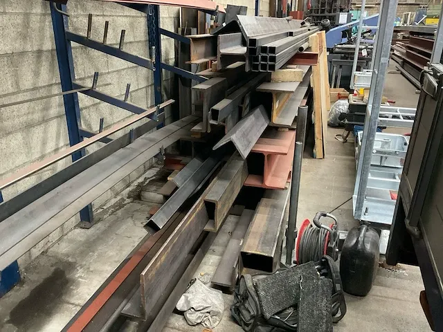 (c) partij staal in verticale stafmateriaal stelling - afbeelding 4 van  7
