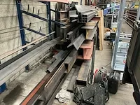 (c) partij staal in verticale stafmateriaal stelling - afbeelding 4 van  7