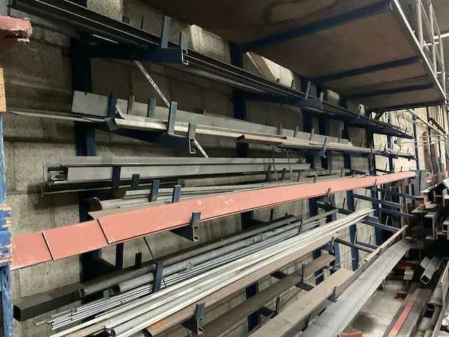 (c) partij staal in verticale stafmateriaal stelling - afbeelding 5 van  7