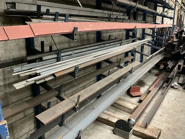(c) partij staal in verticale stafmateriaal stelling - afbeelding 6 van  7