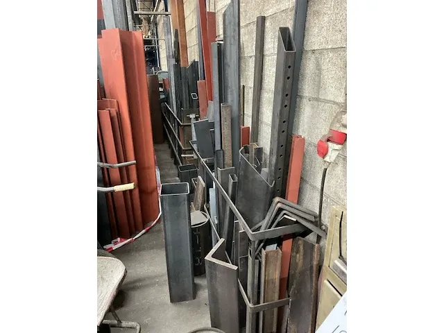 (c) partij staal in verticale stafmateriaal stelling - afbeelding 7 van  7