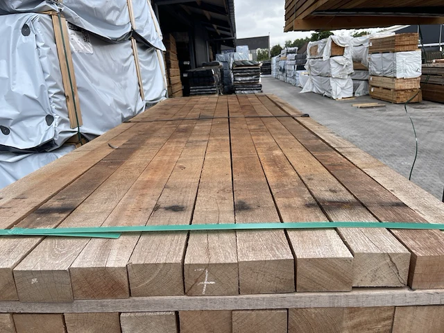 Ca. 100x angelim pedra regels fijnbezaagd, 52x75mm, lengte 275cm - afbeelding 1 van  3