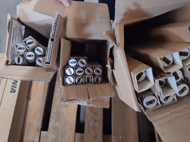 Ca. 100x diverse installatie artikelen en camera onderdelen - afbeelding 2 van  19