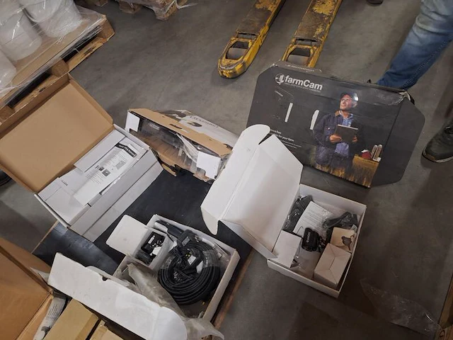 Ca. 100x diverse installatie artikelen en camera onderdelen - afbeelding 19 van  19