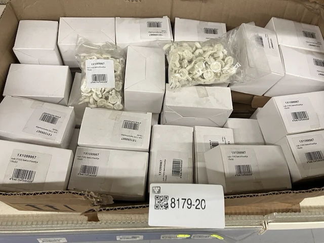 Ca. 100x doosjes betonhaakjes - afbeelding 1 van  3