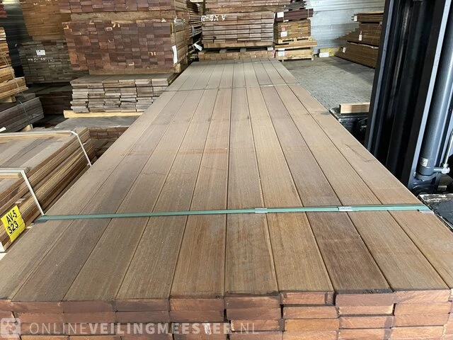 Ca. 100x guyana teak hardhouten planken geschaafd, 27x95mm, lengte 365cm - afbeelding 1 van  3
