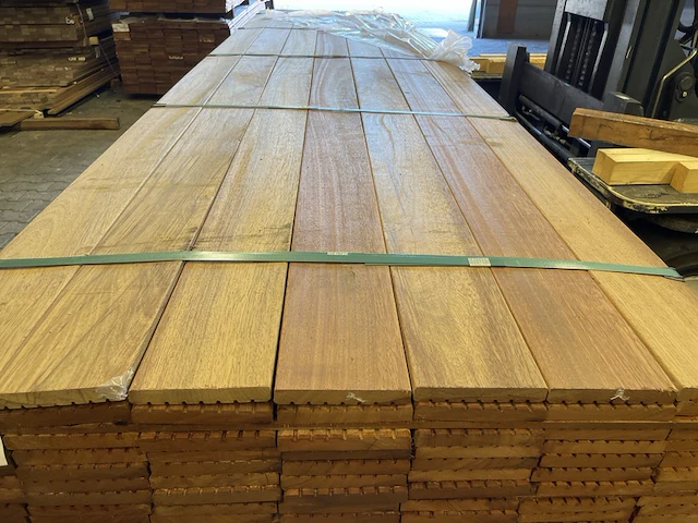 Ca. 100x guyana teak vlonderplanken, 21x145mm, lengte 395cm - afbeelding 1 van  3