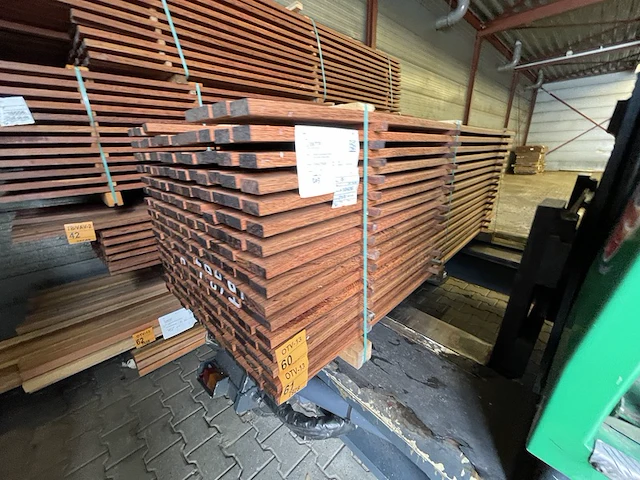 Ca. 103x walaba planken geschaafd, 27x70mm, lengte 245cm - afbeelding 2 van  3