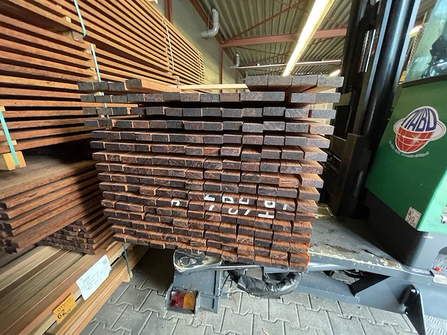 Ca. 103x walaba planken geschaafd, 27x70mm, lengte 245cm - afbeelding 3 van  3