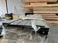 Ca. 104x blokhutprofielplanken, zwart gespoten - afbeelding 4 van  9