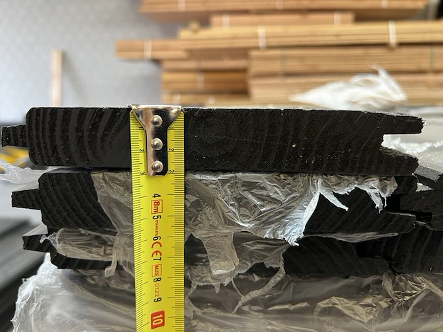Ca. 104x blokhutprofielplanken, zwart gespoten - afbeelding 5 van  9