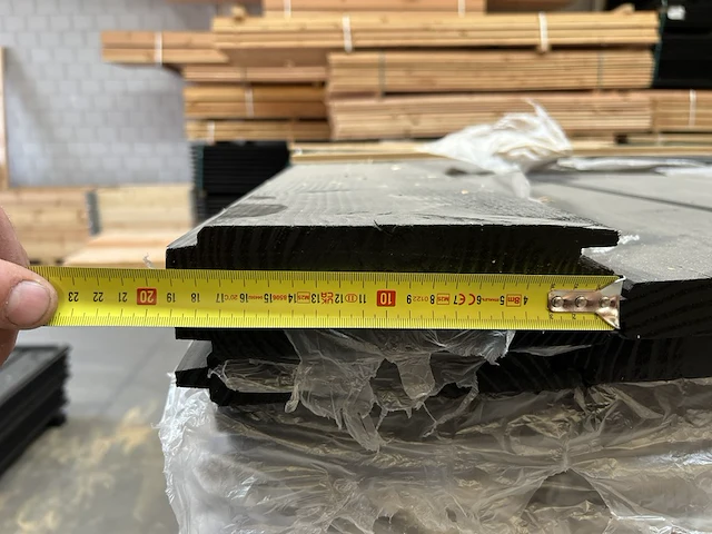 Ca. 104x blokhutprofielplanken, zwart gespoten - afbeelding 6 van  9