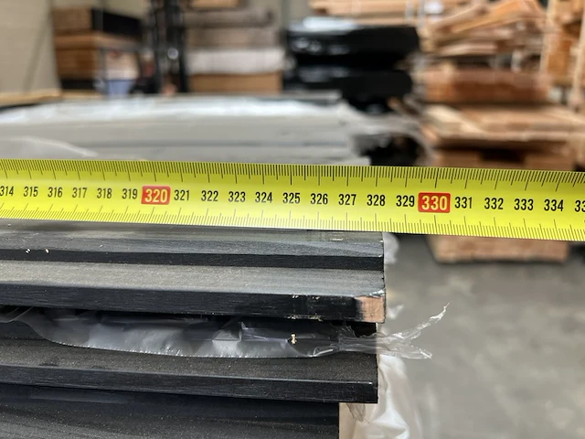 Ca. 104x blokhutprofielplanken, zwart gespoten - afbeelding 7 van  9
