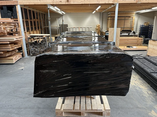Ca. 104x blokhutprofielplanken, zwart gespoten - afbeelding 9 van  9