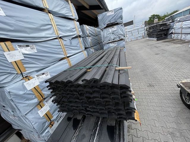Ca. 107x grenen afdeklatten zwart gecoat, 35x85mm, lengte 180cm - afbeelding 1 van  3