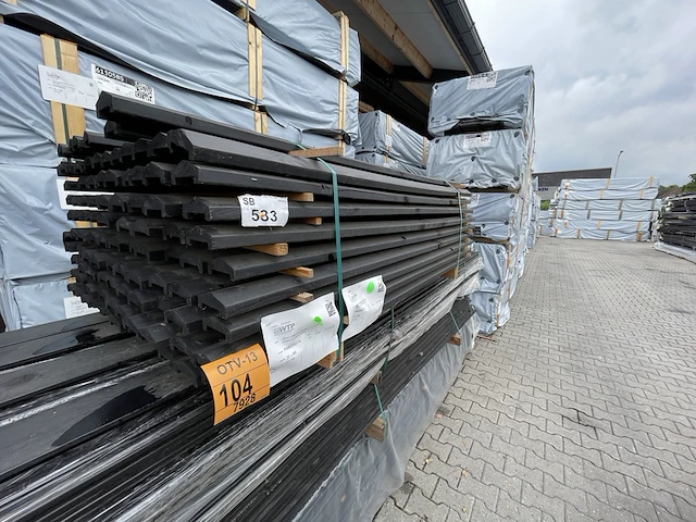 Ca. 107x grenen afdeklatten zwart gecoat, 35x85mm, lengte 180cm - afbeelding 2 van  3