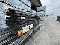 Ca. 107x grenen afdeklatten zwart gecoat, 35x85mm, lengte 180cm - afbeelding 2 van  3