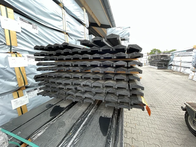 Ca. 107x grenen afdeklatten zwart gecoat, 35x85mm, lengte 180cm - afbeelding 3 van  3