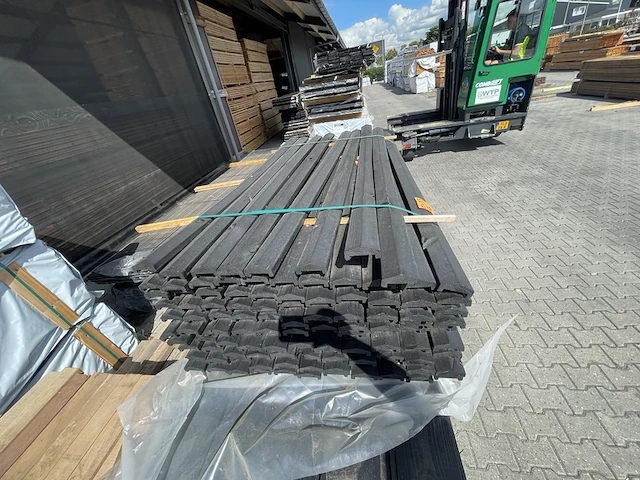 Ca. 107x grenen afdeklatten zwart gecoat, 35x85mm, lengte 180cm - afbeelding 1 van  3