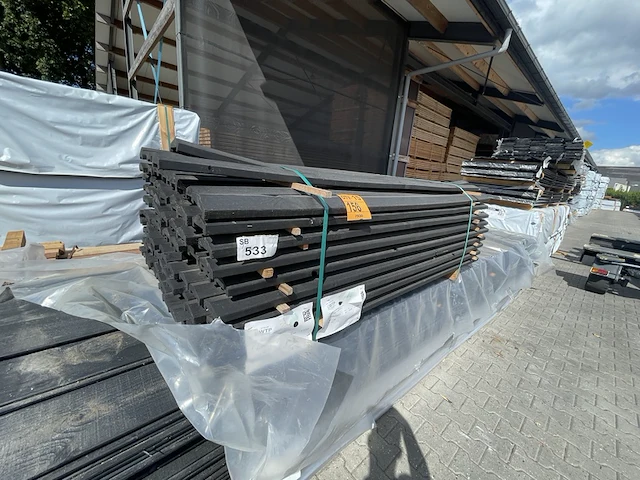 Ca. 107x grenen afdeklatten zwart gecoat, 35x85mm, lengte 180cm - afbeelding 2 van  3
