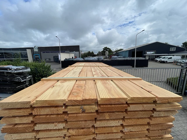 Ca. 108x douglas zweeds rabat, 26x195mm, lengte 300cm - afbeelding 1 van  3