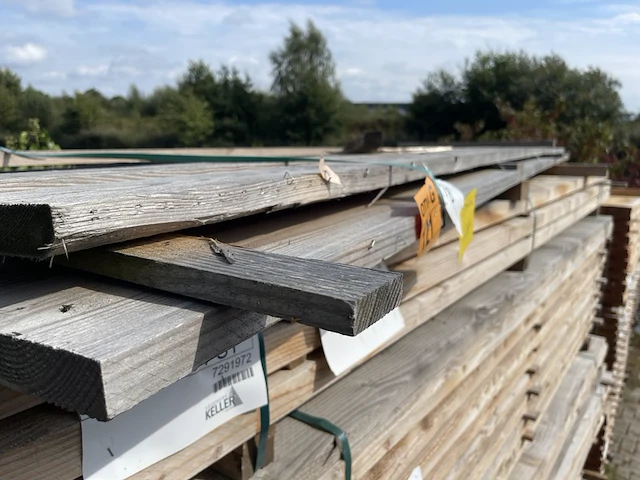 Ca. 10x douglas planken fijnbezaagd, 30x140mm, lengte 400cm - afbeelding 2 van  3