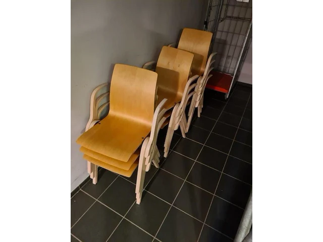 Ca. 10x kantinestoel en 1x bezoekers stoel - afbeelding 1 van  5