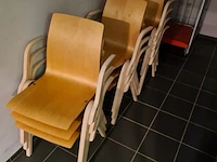 Ca. 10x kantinestoel en 1x bezoekers stoel