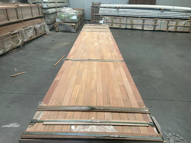 Ca. 112x bankirai regels, 44x68mm, lengte 400cm - afbeelding 1 van  3