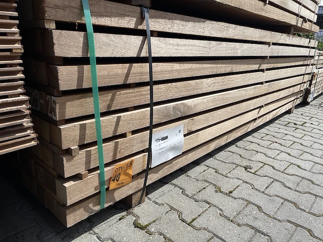 Ca. 112x guyana teak palen fijnbezaagd, 68x68mm, lengte 305cm - afbeelding 4 van  4