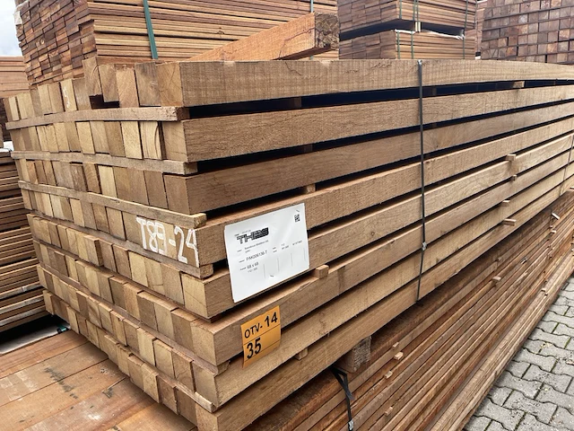 Ca. 112x massaranduba palen fijnbezaagd , 68x68mm, lengte 305cm - afbeelding 2 van  3