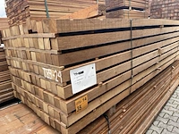 Ca. 112x massaranduba palen fijnbezaagd , 68x68mm, lengte 305cm - afbeelding 2 van  3