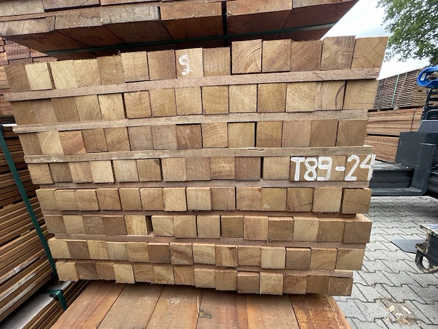 Ca. 112x massaranduba palen fijnbezaagd , 68x68mm, lengte 305cm - afbeelding 3 van  3