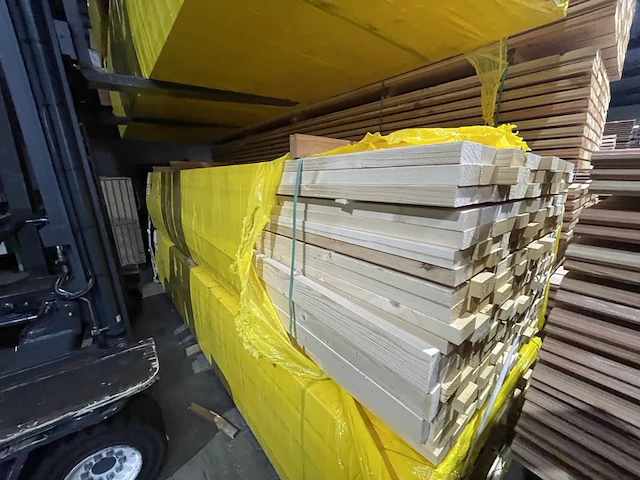 Ca. 114x vuren regels sls, 38x89mm, lengte 420cm - afbeelding 2 van  3