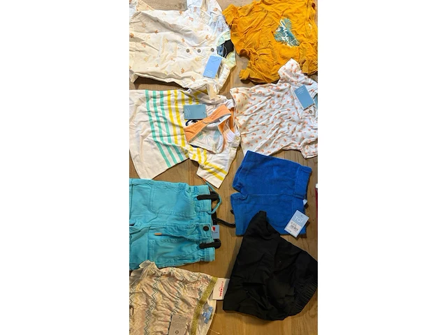 Ca. 1150x kinderkleding, dames panty’s en leggings, inlegzolen, schoenveters, schoenen en accessoires - afbeelding 3 van  26