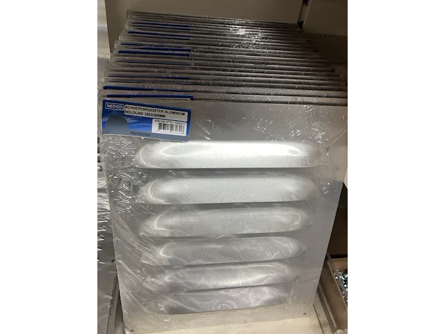 Ca. 115x diverse ventilatieroosters aluminium rvs - afbeelding 6 van  7