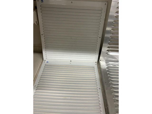 Ca. 115x diverse ventilatieroosters aluminium rvs - afbeelding 7 van  7