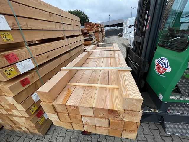 Ca. 11x douglas balken geschaafd, 140x140mm, lengte 300cm - afbeelding 1 van  3