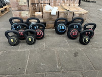 Ca. 11x kettlebell (4x 15kg, 4x 10kg, 3x 5kg) - afbeelding 1 van  5