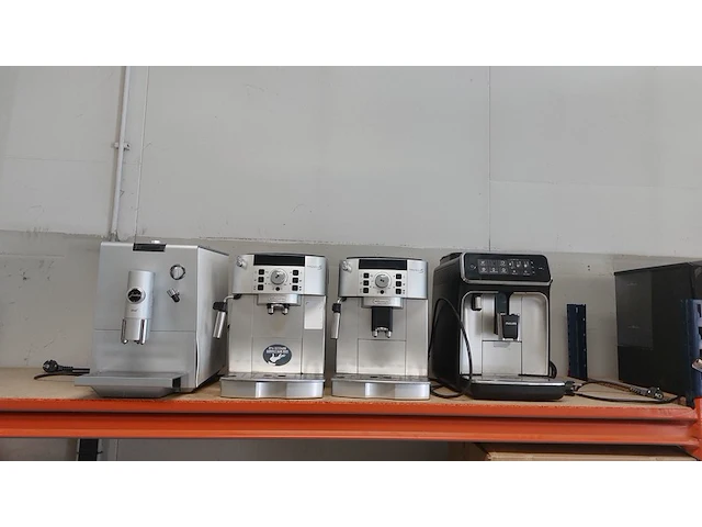 Ca. 11x koffie bonen machines, smeg, siemens, miele - afbeelding 7 van  14