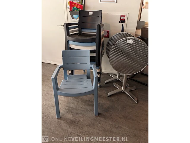 Ca 11x kunststof stoel - afbeelding 1 van  6