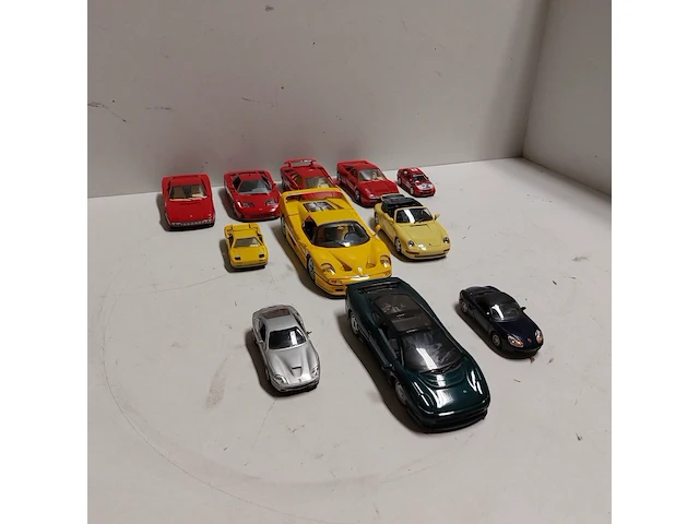 Ca. 11x model auto, o.a. ferrari en porsche - afbeelding 1 van  12