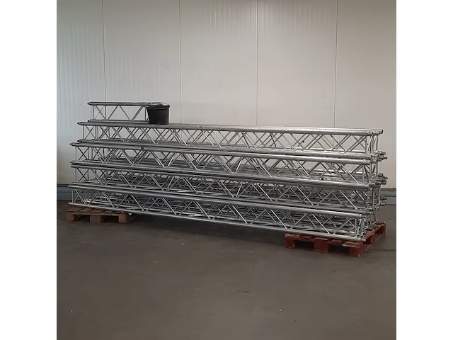 Ca. 11x paal t.b.v. truss systeem - afbeelding 1 van  7