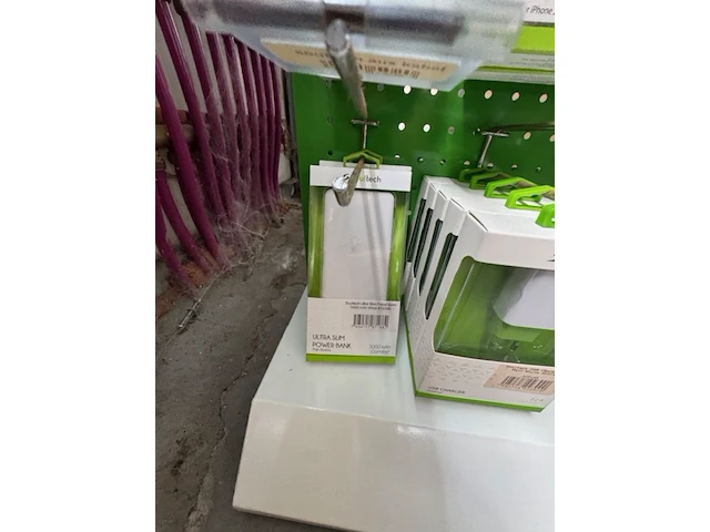 Ca. 120x display met telefoon accessoire, soultech en exclusive - afbeelding 2 van  14