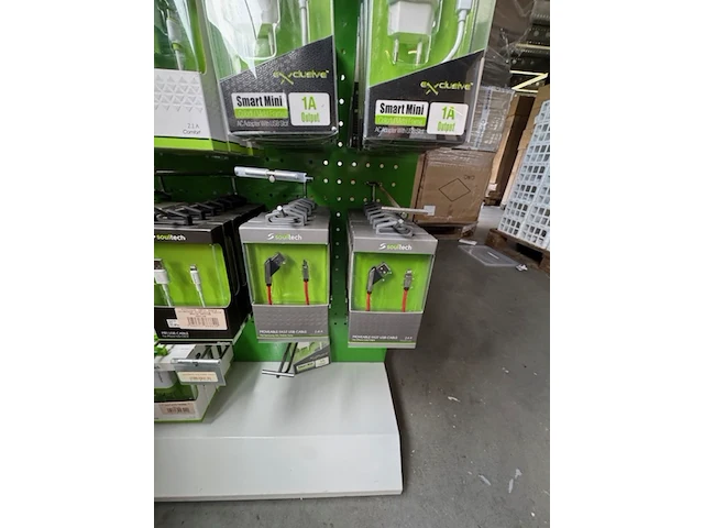 Ca. 120x display met telefoon accessoire, soultech en exclusive - afbeelding 4 van  14