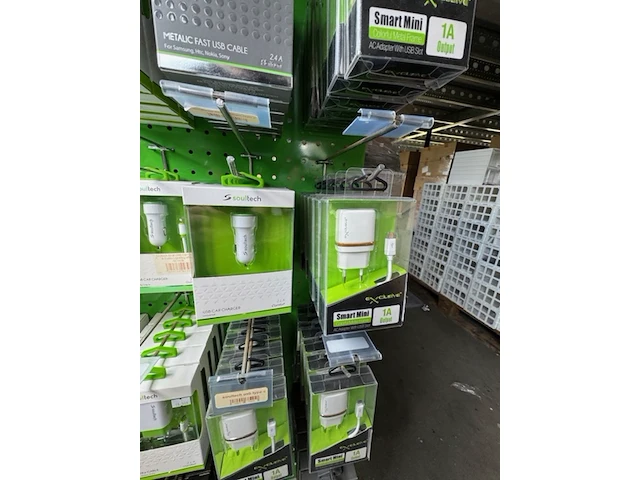 Ca. 120x display met telefoon accessoire, soultech en exclusive - afbeelding 13 van  14