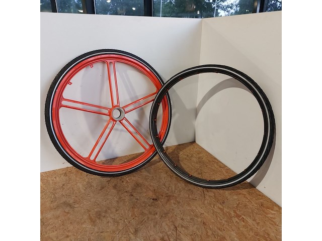 Ca. 122x combinatie alu fietswielen + lekvrije banden 22", oranje + zwart - afbeelding 1 van  7