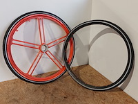 Ca. 122x combinatie alu fietswielen + lekvrije banden 22", oranje + zwart - afbeelding 1 van  7