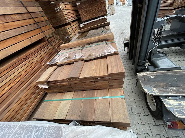 Ca. 122x guyana teak planken geschaafd, 25x140mm, lengte 59/145cm, 14/215cm, 49/275cm - afbeelding 1 van  3